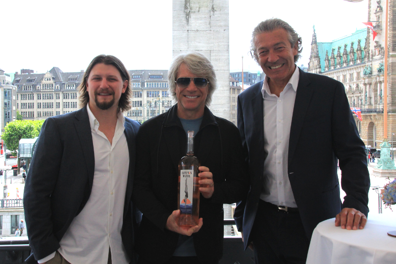 Winzer Gèrard Betrand, Jesse Bongiovi und Rockstar Jon Bon Jovi bei der Präsentation ihres Weins "Hampton Water" in Hamburg